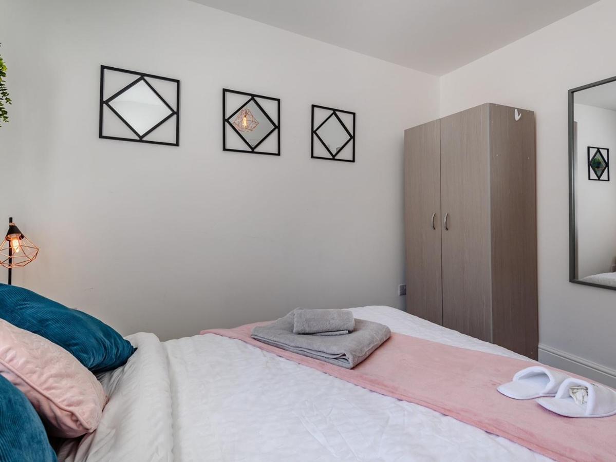 Modern Apartment In Central Лінкольн Екстер'єр фото