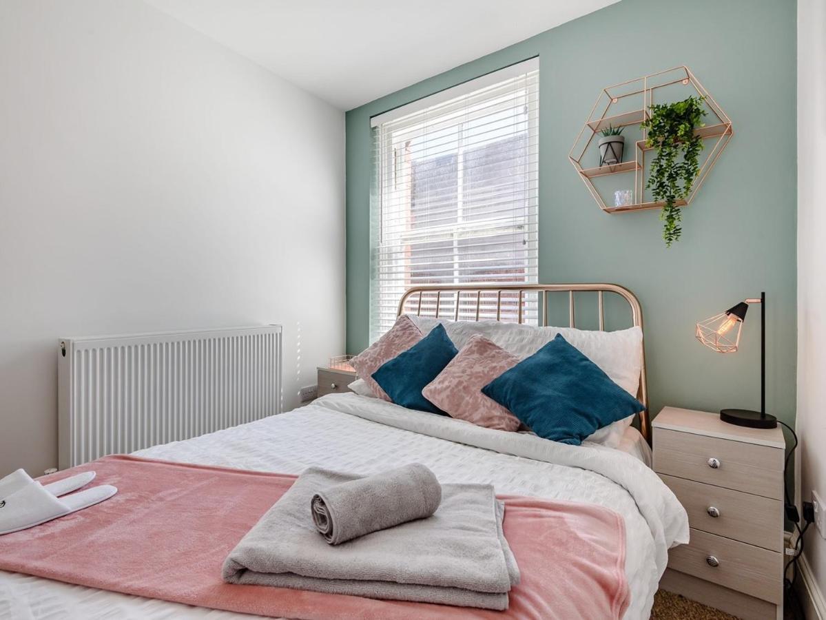 Modern Apartment In Central Лінкольн Екстер'єр фото